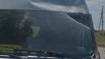 Поврежденный автомобиль ритуальной службы в Харьковской области / Фото: Золочевская СВА