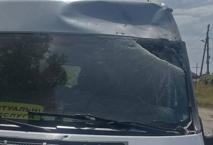 Поврежденный автомобиль ритуальной службы в Харьковской области / Фото: Золочевская СВА