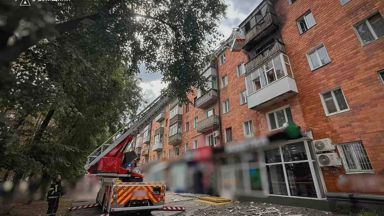Поврежденный ударом РФ дом в Сумах 31 августа / Фото: ДСНС