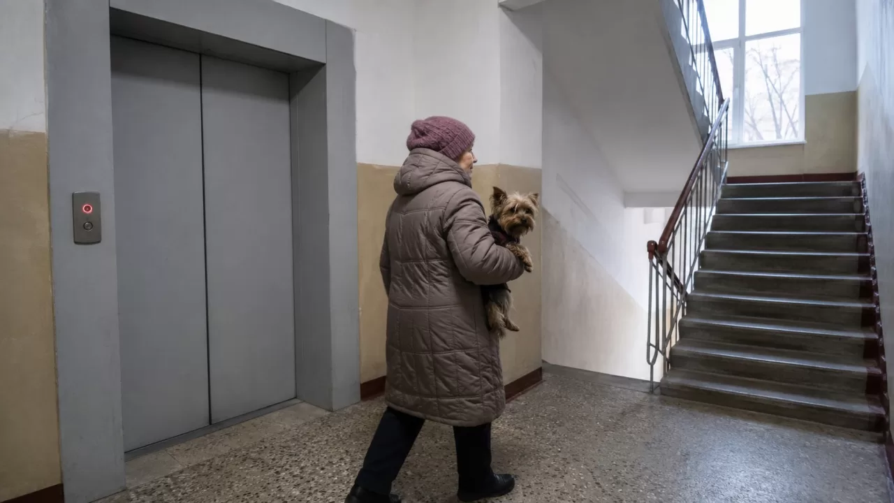 В Краматорске с 11 сентября перестанут работать лифты / Фото сгенерировано ИИ