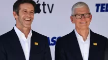 Генеральний директор Apple Тім Кук та старший віце-президент з апаратної розробки Джон Тернус відвідали прем'єру четвертого сезону серіалу Apple TV «Тед Лассо» в Музеї Академії в Лос-Анджелесі, Каліфорнія, США, 27 липня 2026 року / Фото: REUTERS/David Swanson