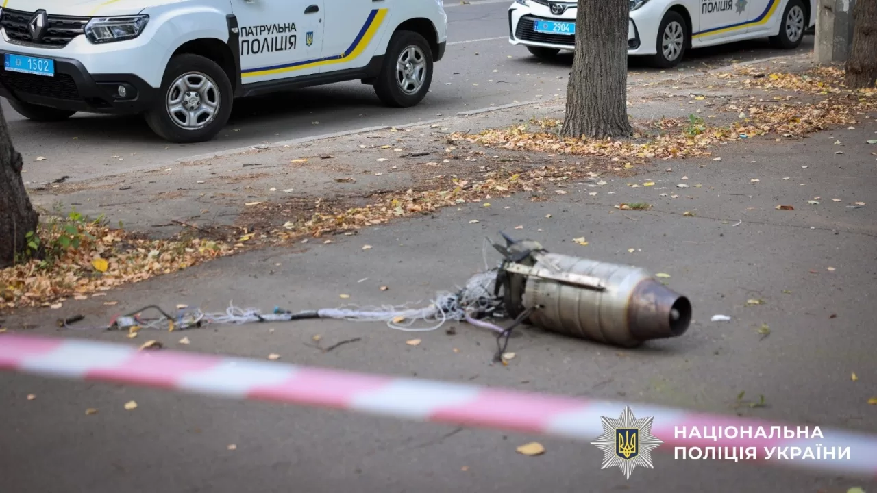 Двигун реактивного “шахеда” на одній з вулиць Сум / Фото: Нацполіція