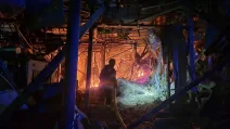Рятувальник на місці обстрілу / Фото архівне: ДСНС