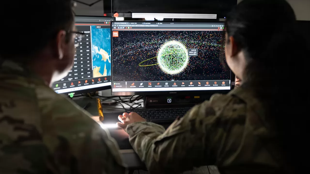 Персонал Космических сил США контролирует орбитальные операции с военной базы в Калифорнии / Фото: U.S. Space Forces/David Dozoretz