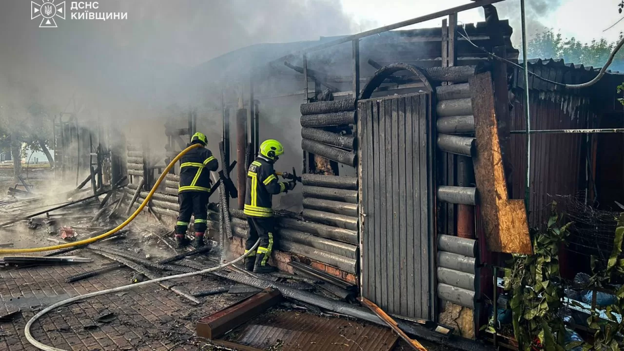 Рятувальники всю ніч працювали на місцях атак РФ у Київській області / Фото: ДСНС