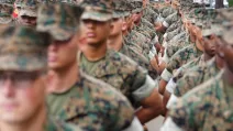 Морские пехотинцы США выстраиваются в очередь для участия в Дне семьи в Южной Каролине, США, 30 апреля 2026 года / Фото: REUTERS/Megan Varner
