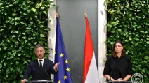 Премьер-министр Петер Мадьяр и пресс-секретарь правительства Анита Кёбель на брифинге, состоявшемся в Администрации премьер-министра 3 сентября 2026 года / Фото: MTI/Роберт Гегедуш