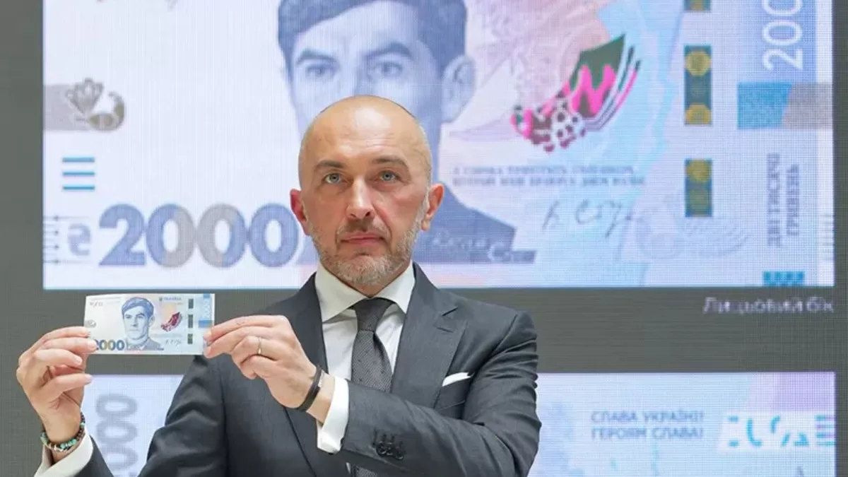 Голова Нацбанку Андрій Пишний презентує банкноту 2000 гривень / Фото: НБУ