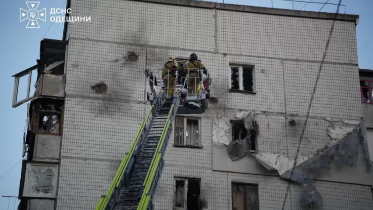 У дев'ятиповерхівці в Одесі зруйновані квартири з 6-го по 8-й поверх / Фото: ДСНС