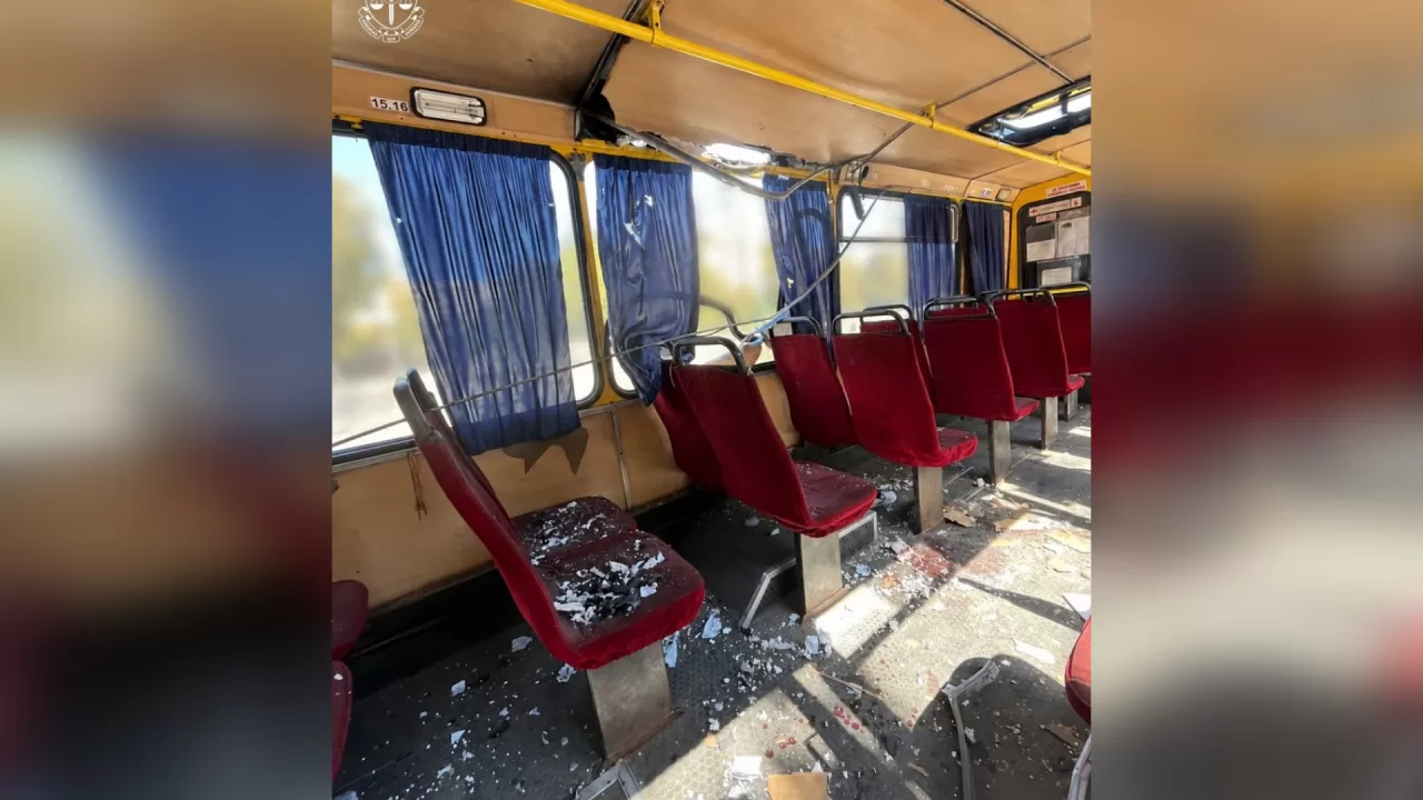 Наслідки удару по маршрутному автобусу в Херсоні / Фото: Херсонська обласна прокуратура