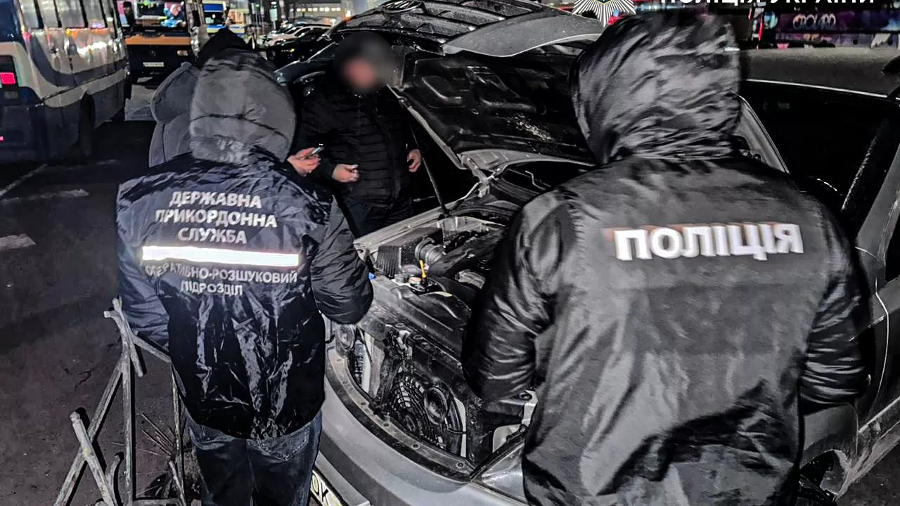 Понад 100 машин завезли в Україну як гуманітарку для військових, але продавали цивільним / Фото: Нацполіція
