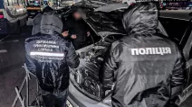 Понад 100 машин завезли в Україну як гуманітарку для військових, але продавали цивільним / Фото: Нацполіція