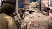 Люди в балаклавах возле здания суда / Фото: Суспільне