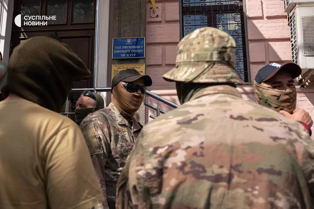 Люди в балаклавах возле здания суда / Фото: Суспільне