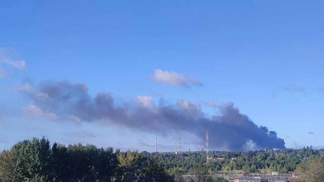 Дим після влучення по Рязанському НПЗ / Фото: соцмережі