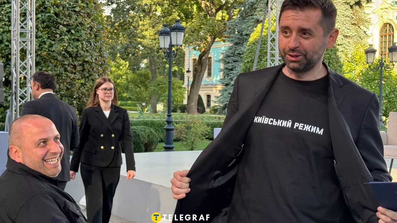 Давид Арахамия демонстрирует футболку с надписью «Киевский режим» / Фото: Telegraf