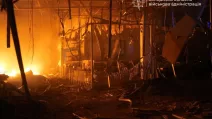 Пожар после удара РФ по ТЦ в Запорожье / Фото: Запорожская ОВА