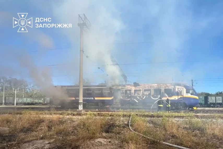 Знищений російським ударом вагон поїзда на Запоріжжі / Фото: ДСНС