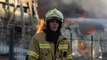 Рятувальник на місці пожежі після удару РФ / Фото: ДСНС