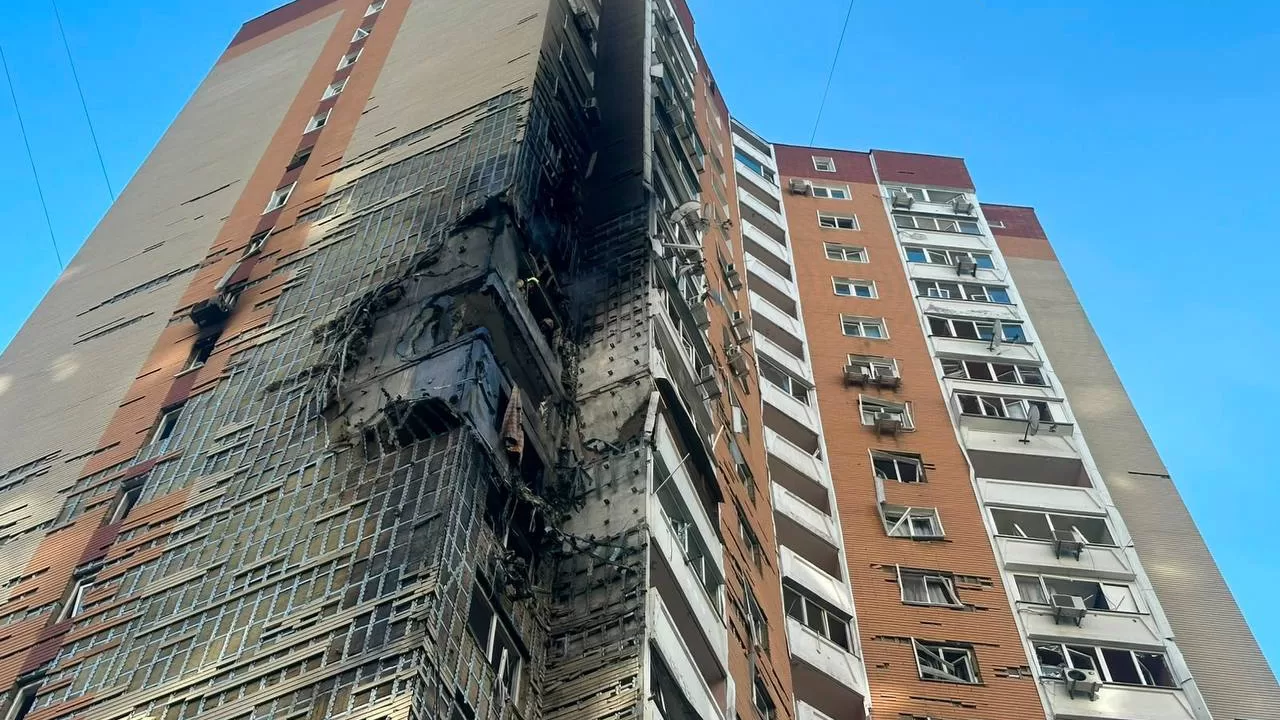 Поврежденная российским дроном многоэтажка в Киеве / Фото: Нацполиция