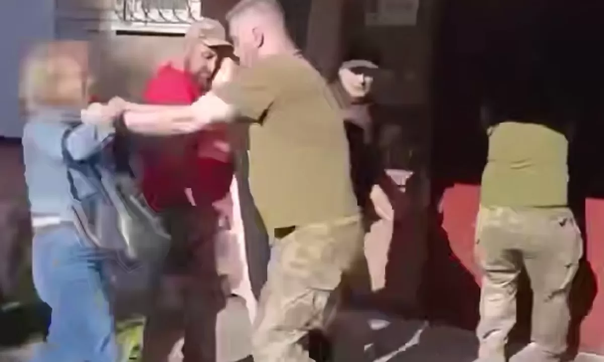 Применение силы по отношению к женщине во Львове / Скрин с видео