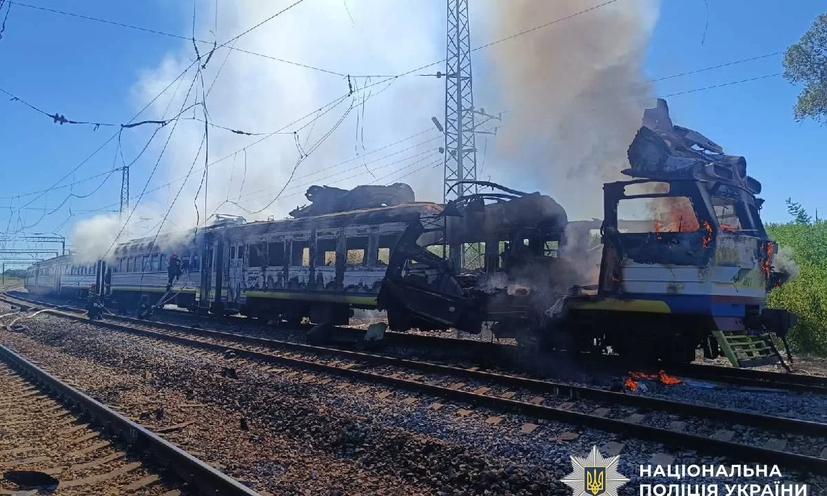 Російський дрон влучив у пасажирський потяг на Харківщині / Фото: Поліція Харківської області