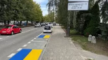 Сине-желтые места возле школы в Польше вызвали скандал / Фото: Телеграмм УНИАН
