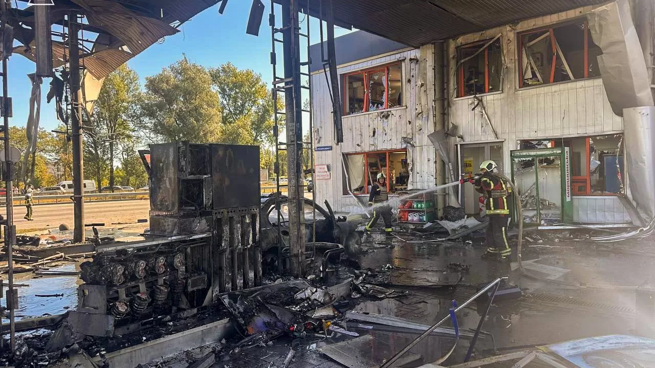 Наслідки удару по АЗС у Києві / Фото: ДСНС