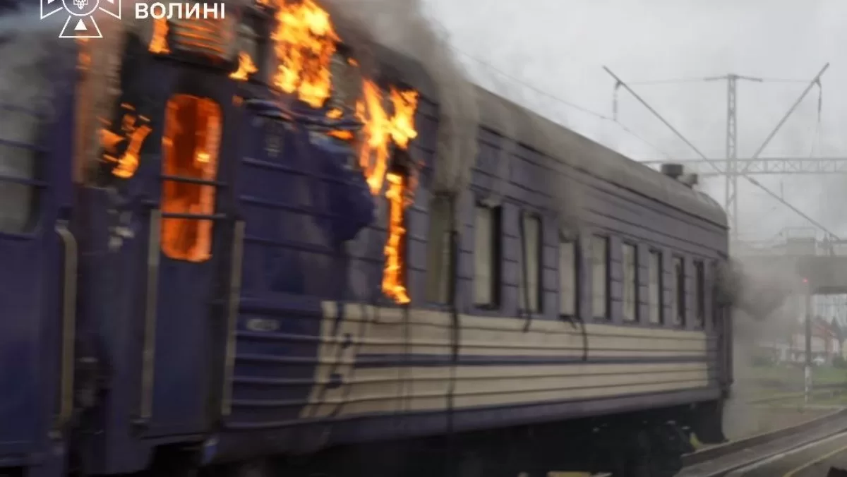 Ворожі дрони влучили у потяг на вокзалі у Луцьку / Фото: ДСНС