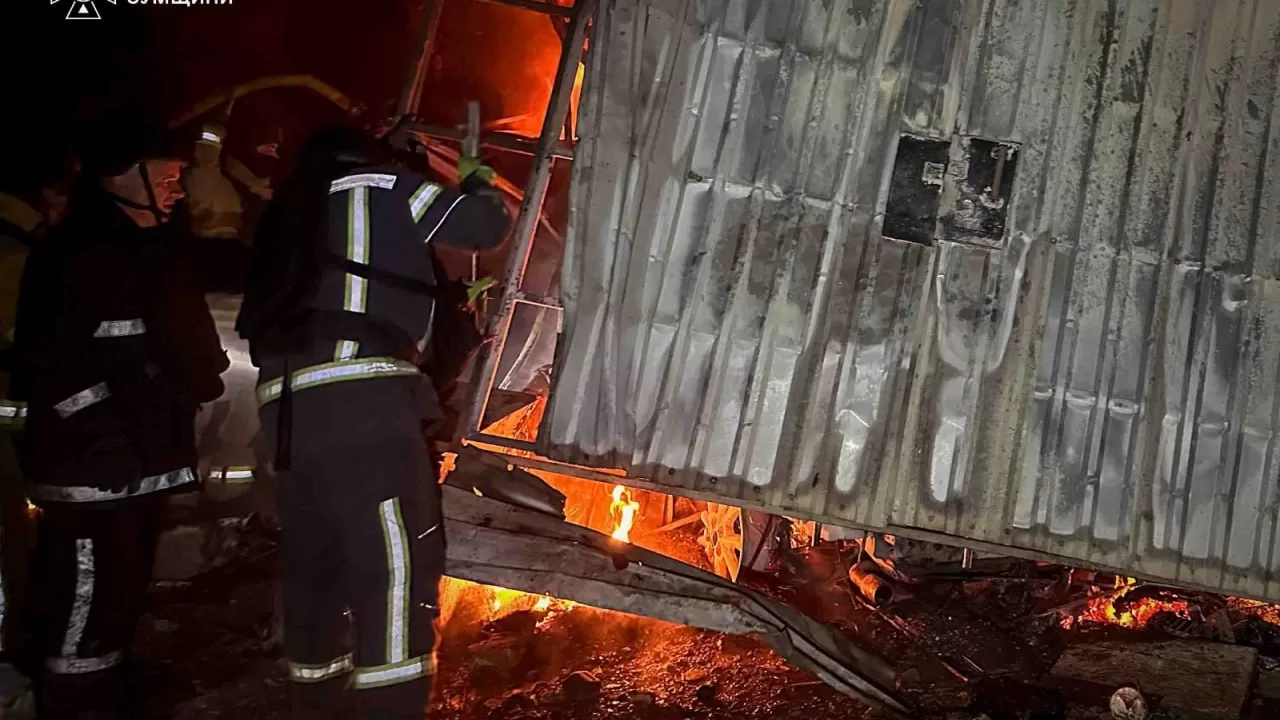 У Конотопі після атаки БпЛА загорілися гараж та автомобіль / Фото: ДСНС