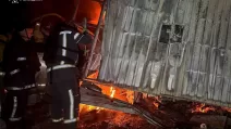 У Конотопі після атаки БпЛА загорілися гараж та автомобіль / Фото: ДСНС