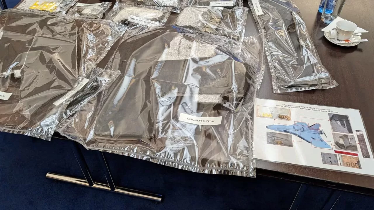 Фрагменти збитих на території Румунії дронів, виставлені в Міністерстві закордонних справ Румунії в Бухаресті. 27 липня 2026 року / Фото: Reuters