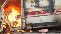 Автомобіль "швидкої" згорів після прямого влучання дрона РФ / Фото: Херсонська ОВА