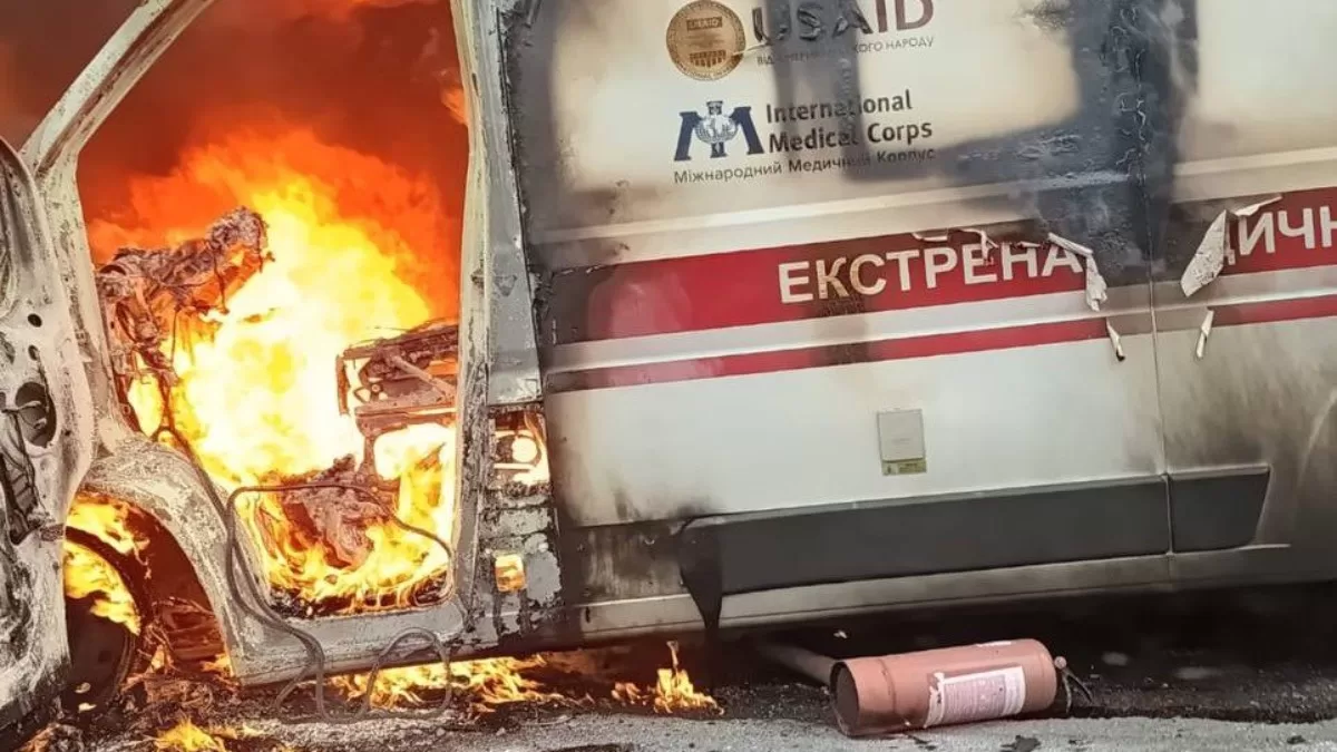 Автомобіль "швидкої" згорів після прямого влучання дрона РФ / Фото: Херсонська ОВА