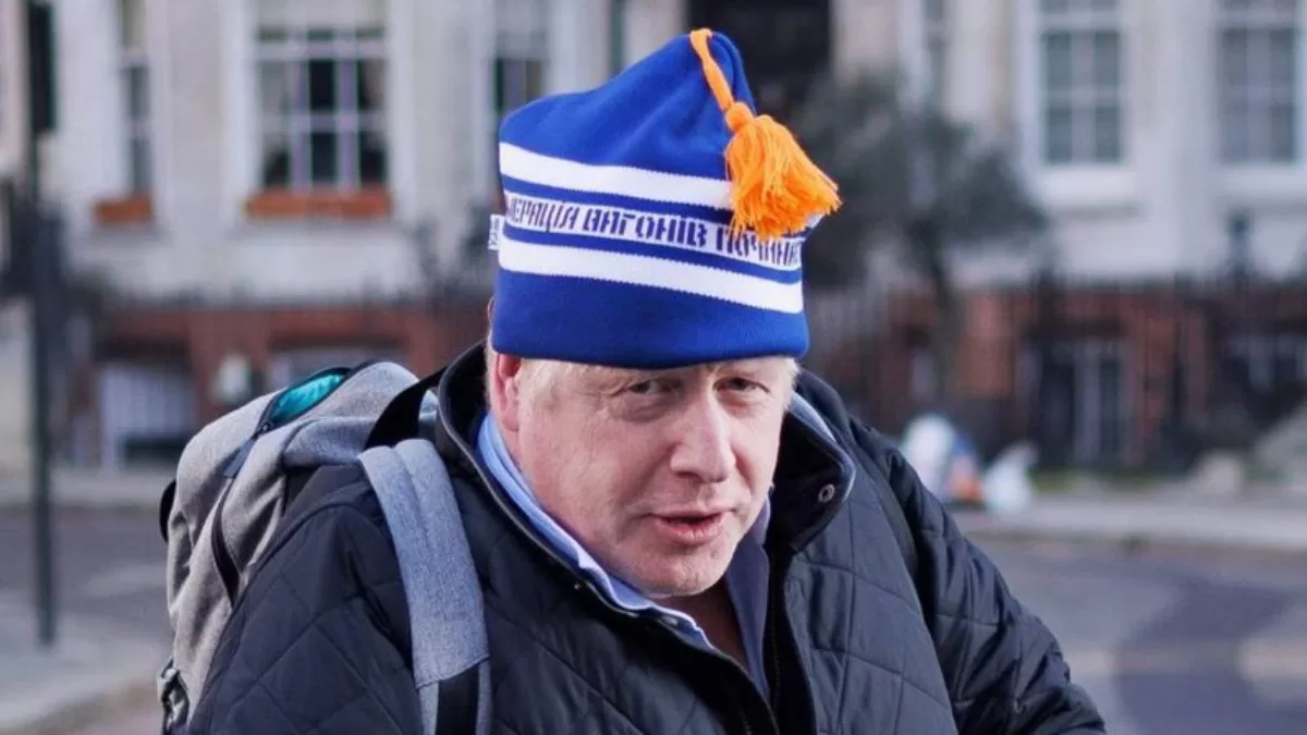Борис Джонсон у фірмовій шапоці Укрзалізниці "Нумерація вагонів починається з голови поїзда"” / Фото: Александр Камишін