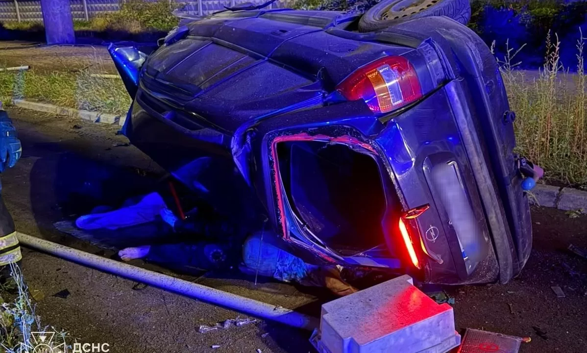 Рятувальники деблокували тіло водія після падіння авто з мосту / Фото: ДСНС