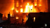 Рятувальник гасить пожежу в будівлі, зруйнованій внаслідок російського ракетного удару в Києві / Фото: Alex Babenko/AP
