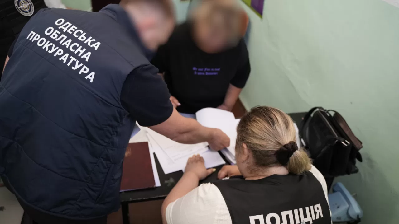 Оголошення підозри затриманій за виготовлення дитячої порнографії / Фото: ГУНП в Одеській області