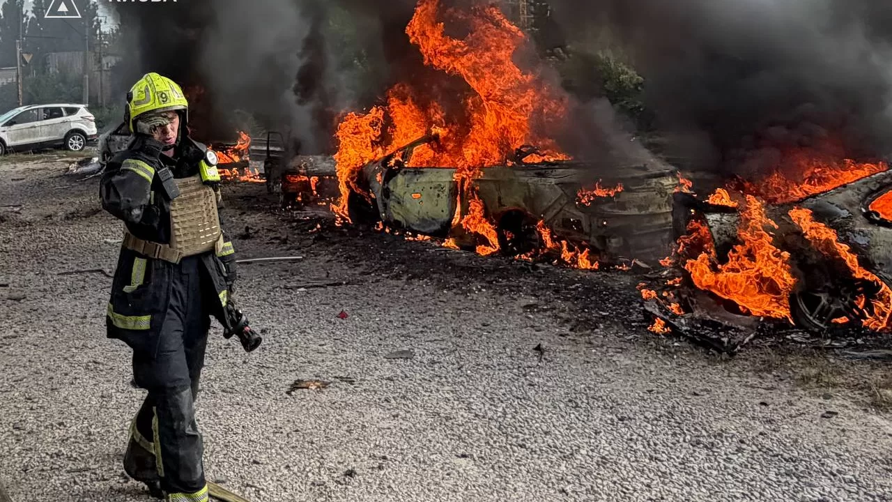 Рятувальник на місці удару по Києву 15 вересня / Фото: ДСНС