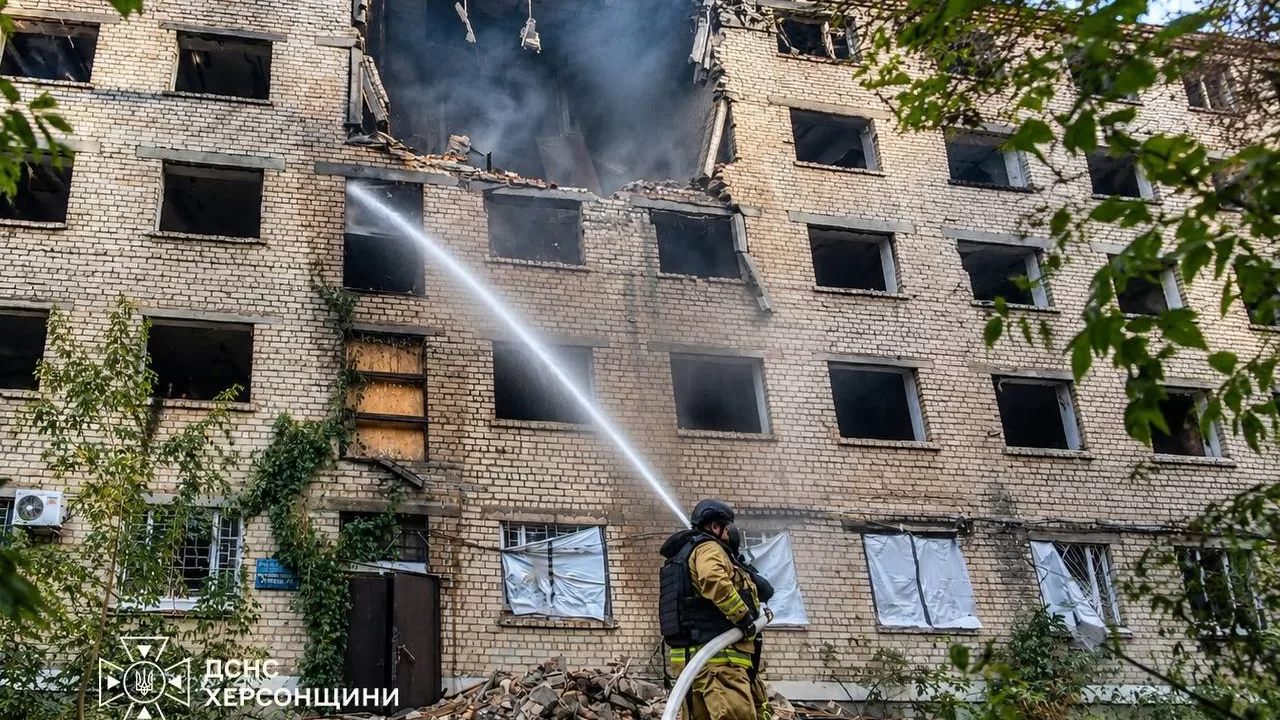 Рятувальник гасить пожежу після російського обстрілу / Ілюстративне фото: ДСНС 