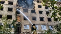 Спасатель тушит пожар после российских обстрелов / Иллюстративное фото: ГСЧС