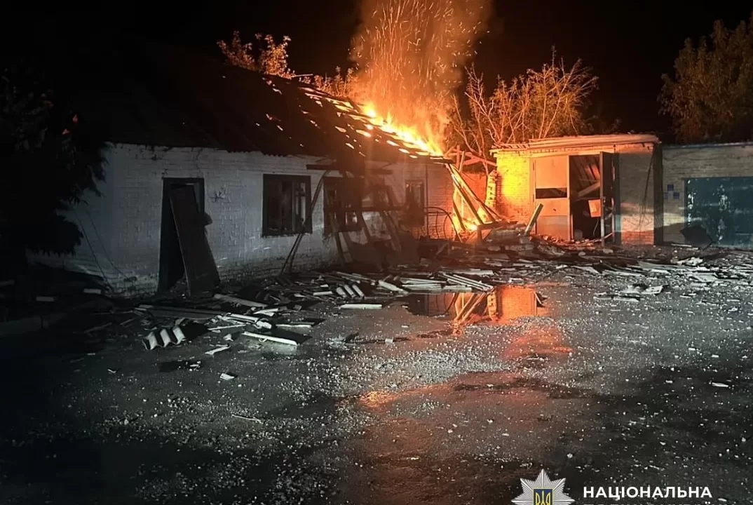 Пожар в домохозяйстве в результате российских обстрелов / Фото: Полиция Харьковской области