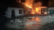 Пожар в домохозяйстве в результате российских обстрелов / Фото: Полиция Харьковской области