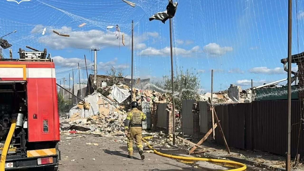 Rescuers at the site of the airstrike on Sumy / Photo: Sumy City Military Administration