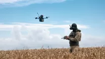 Военный управляет дроном / Фото: Генштаб ВСУ