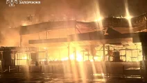 Внаслідок російського удару горить торговельний центр у Запоріжжі / Фото: ДСНС