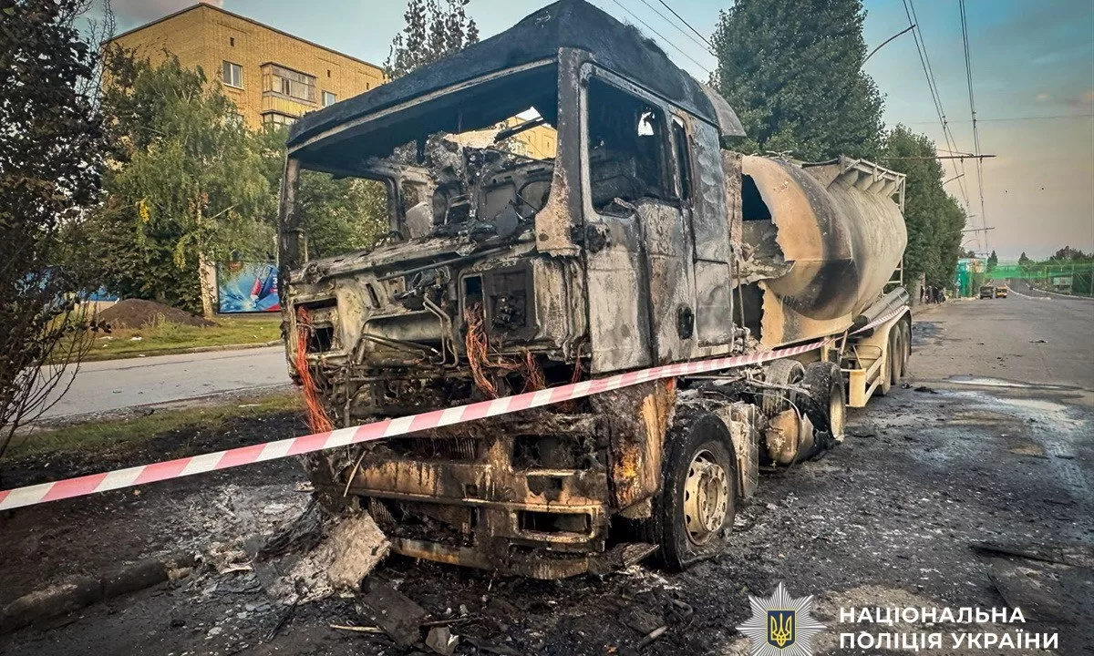 Знищена ворожим обстрілом вантажівка / Фото: НПУ