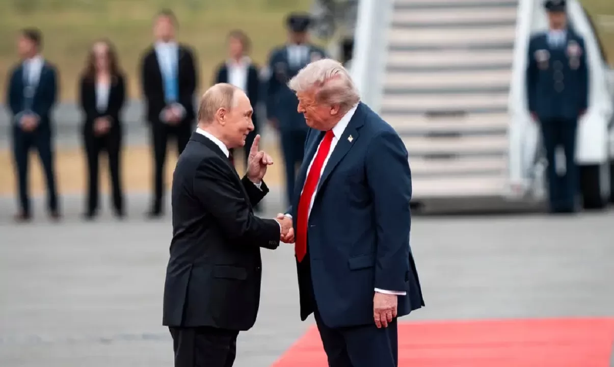 Президент Дональд Трамп тисне руку президенту Росії Володимиру Путіну під час їхньої зустрічі на Алясці минулого року / Фото: Doug Mills/The New York Times