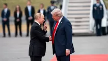 Президент Дональд Трамп жмет руку президенту России Владимиру Путину во время их встречи на Аляске в прошлом году / Фото: Doug Mills/The New York Times