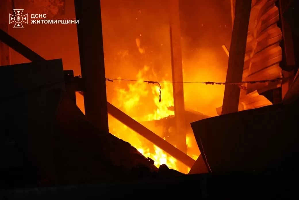 Пожежа, яка виникла внаслідок російського обстрілу на Житомирщині / Фото: ДСНС